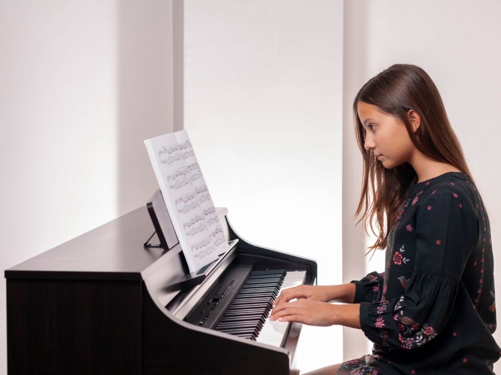 como tocar piano primeira vez postura da mão